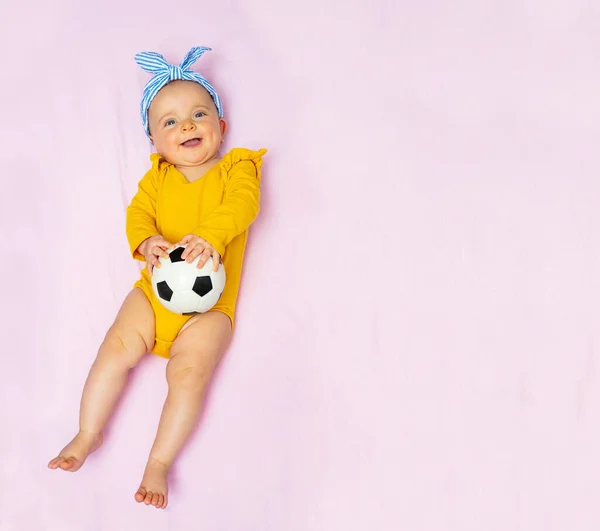 Lachende Süße Kleine Mädchen Mit Fußball Lag Bett Tragen Schleife — Stockfoto