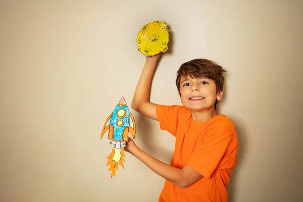 Jonge Lachende Jongen Met Raket Asteroïde Planeet Gemaakt Van Papier — Stockfoto