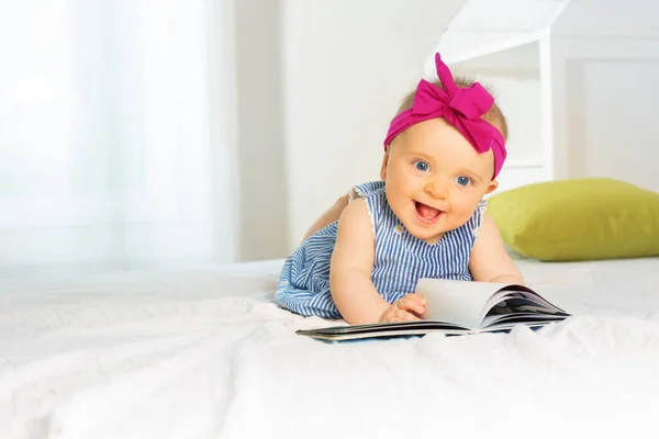 Little Baby Girl Beautiful Red Bow Laughing While Looking Leaf — Stockfoto