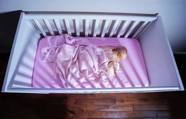 Crib Bed View Little Baby Girl Sleep Hugging Pink Toy — Stockfoto