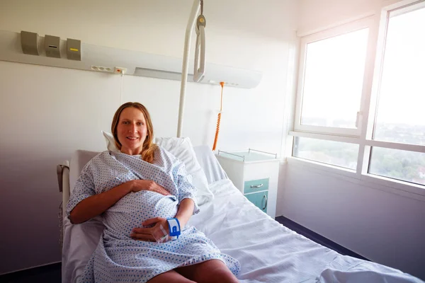 Uśmiechnięta Kobieta Ciąży Leżała Szpitalnym Łóżku Cewnikiem Ręku Widok Góry — Zdjęcie stockowe