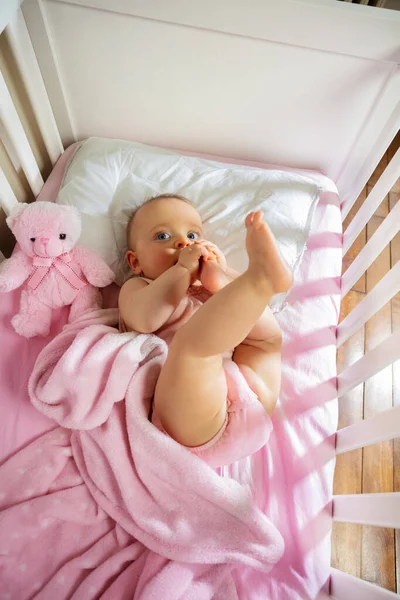 Happy Baby Girl Lay Pink Bed Smiling View — Stock Photo, Image