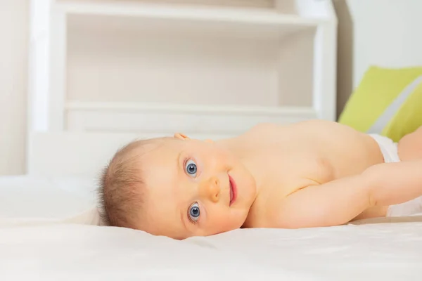 Retrato Cercano Una Hermosa Niña Yacía Cama Mirando Cámara Con —  Fotos de Stock