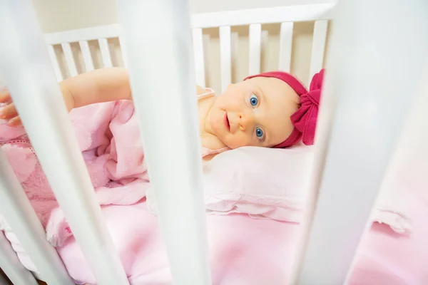 Meisje Het Bed Met Roze Strik Lakens Kijken Glimlachend Achter — Stockfoto