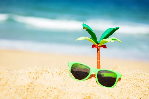 Miniatuur Palm Zand Zonnebril Close Het Strand Met Zee Achtergrond — Stockfoto