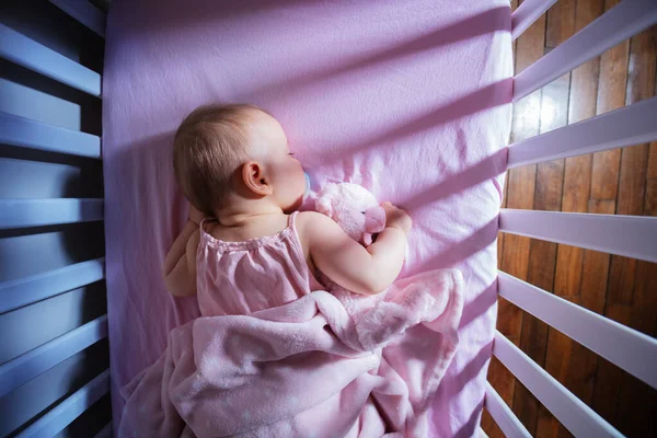 Top Little Baby Girl Sleep Hugging Pink Bear Crib Bed — Stockfoto