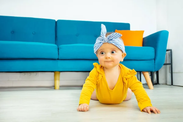 Happy Baby Girl Stand Hands Living Room Sorrindo Vestindo Corpo — Fotografia de Stock