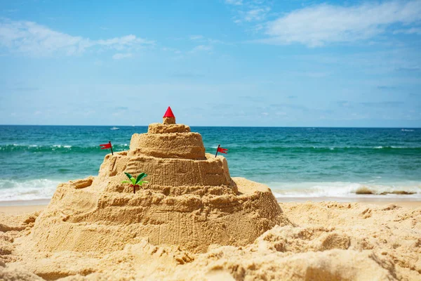Sandburg Strand Mit Spielzeug Bildet Mini Palme Meer Hintergrund — Stockfoto