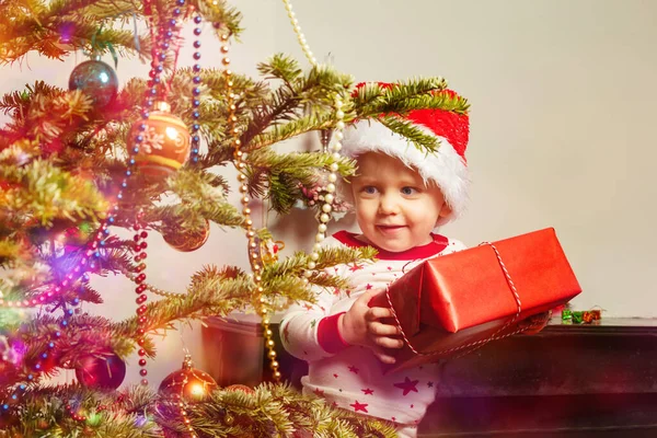 Menino Feliz Tomando Presente Debaixo Árvore Natal Usando Chapéu Papai — Fotografia de Stock