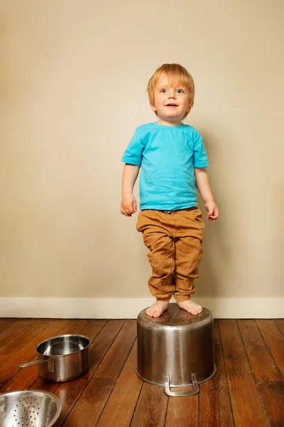 Kleine Peuter Jongen Spelen Met Keukengerei Klimmen Pannen Potten — Stockfoto