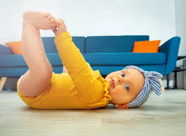 Profile Photo Little Baby Girl Touching Legs Wearing Bow Looking — Foto Stock