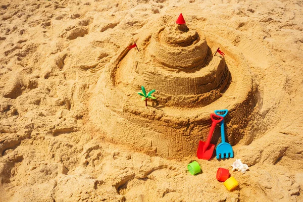 Песчаный Замок Пляже Игрушками Черпает Формы Игрушечные Пальмы Вид Сверху — стоковое фото