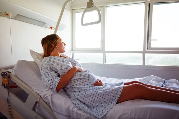 Portrait Pregnant Woman Laying Hospital Bed Holding Belly — Stockfoto