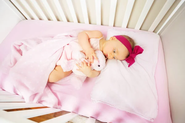 Little Baby Girl Lay Crib Bed Calm Expression Hugging Toy — Stockfoto