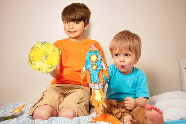 Twee Kinderen Spelen Astronauten Met Papieren Raketten Planeten Thuis Met — Stockfoto