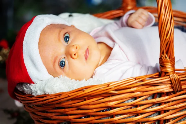 圣诞礼帽篮子里一个女婴的特写人像 — 图库照片
