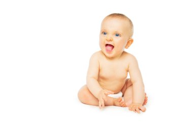 Bebek bezi takan gülümseyen bir kızın portresi beyazlar içinde izole edilmiş ve gülüyor.