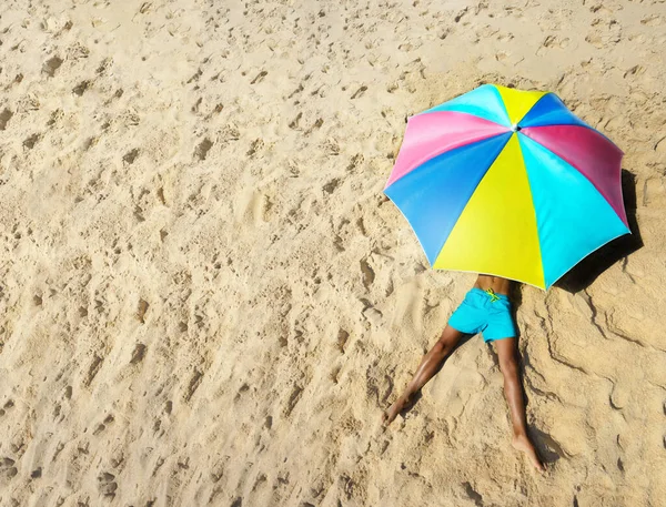 View Top Colorful Sun Parasol Umbrella Boy Sunbath Sand Beach — Stockfoto