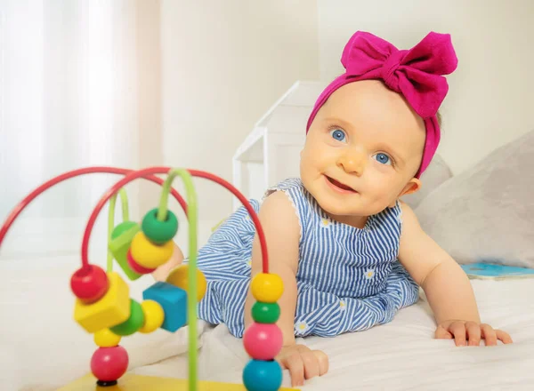 Kleine Mädchen Spielen Mit Perlen Achterbahn Spiel Bett Kinderzimmer — Stockfoto