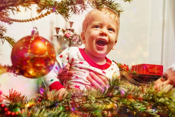 Smějící Batole Roztomilý Chlapec Hledá Vánoční Stromeček Přes Dekorace — Stock fotografie