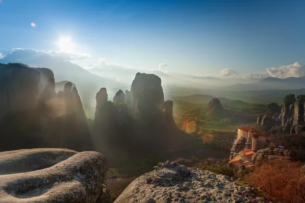 Landschap van meteora bergen en klooster — Stockfoto