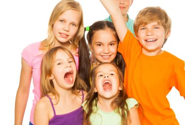 altı çok birlikte duran çocuklar