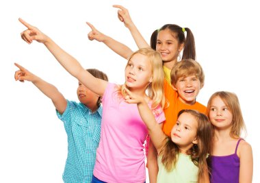 parmakları işaret altı mutlu çocuk