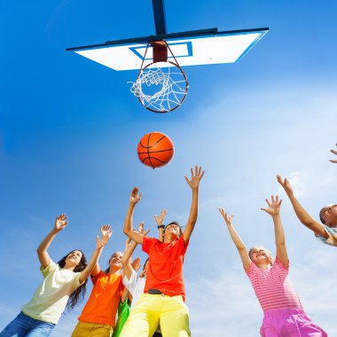 basketbol oynarken çocuklar