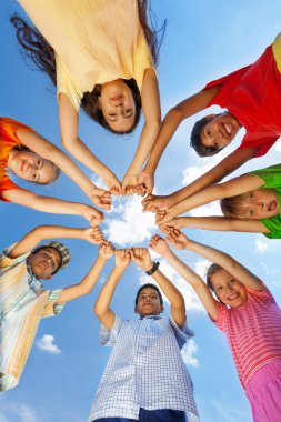 Çocuk silah yıldız şeklinde koyun.