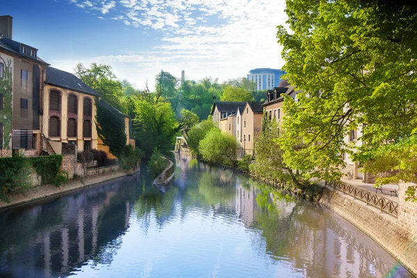 Будинки, що відображають в alzette річка — стокове фото