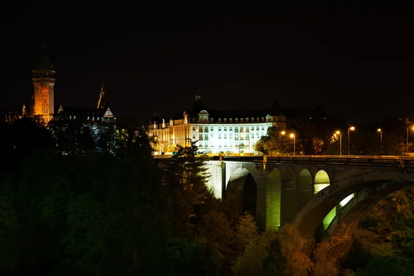 Vista notturna del ponte Adolphe — Foto Stock