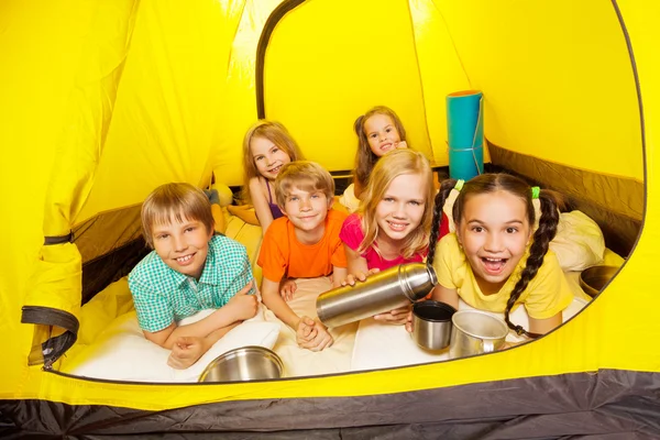 Seis niños divertidos tendidos en la tienda —  Fotos de Stock