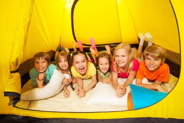 Gruppo di bambini in tenda — Foto Stock