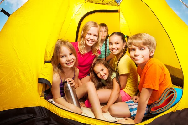 Kids looking from camping tent — Stock Photo, Image