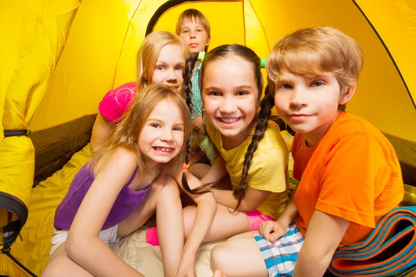 Niños en tienda — Foto de Stock