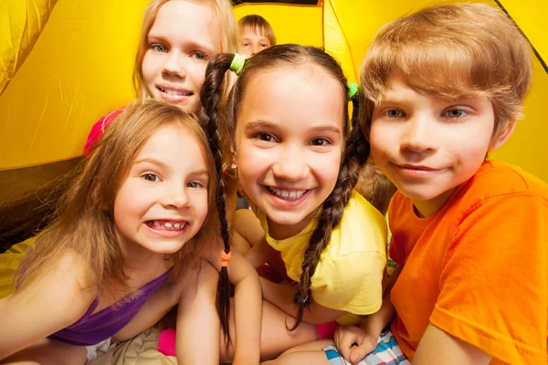 Vijf jonge geitjes in tent — Stockfoto