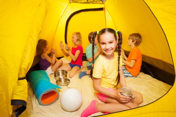 A gyerekek játszanak a kemping sátor — Stock Fotó