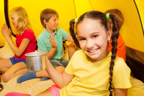 Kleines Mädchen mit Aluminiumbecher — Stockfoto