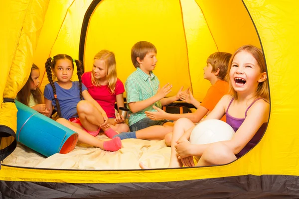 Шесть красивых детей в палатке — стоковое фото