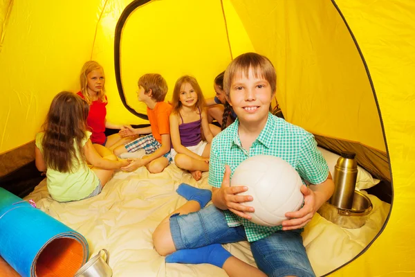 Seis crianças bonitas na tenda — Fotografia de Stock