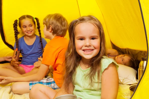Dört çocuk çadırında oturup — Stok fotoğraf