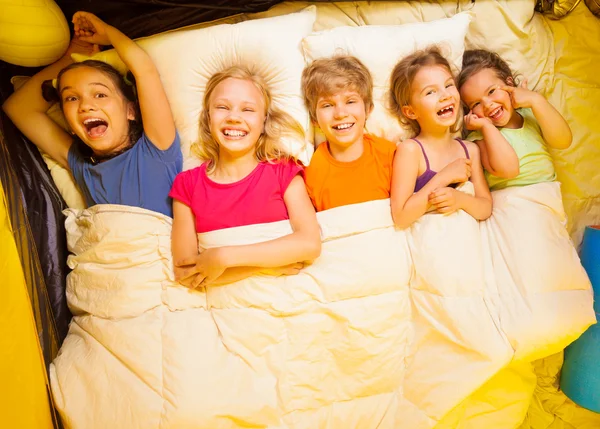 Five kids lay under blanket — Stock Photo, Image