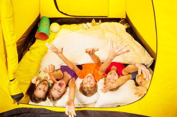 Cinq enfants couchés dans une tente — Photo