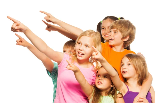 Sechs lustige Kinder zeigen mit dem Finger — Stockfoto