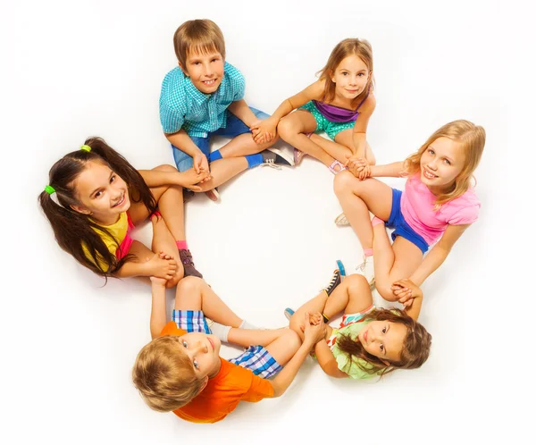 Шість дітей сидять в позі лотоса — стокове фото