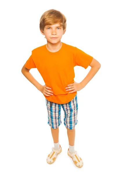 Αγόρι σε πορτοκαλί πουκάμισο — Φωτογραφία Αρχείου