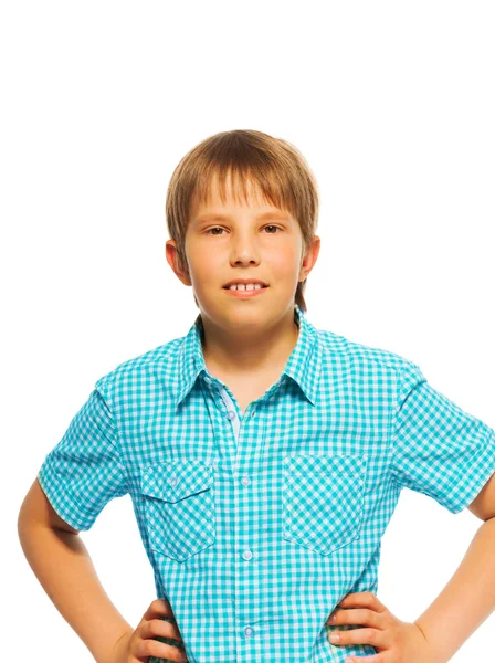 Mavi gömlekli kendine güvenen genç çocuk — Stok fotoğraf