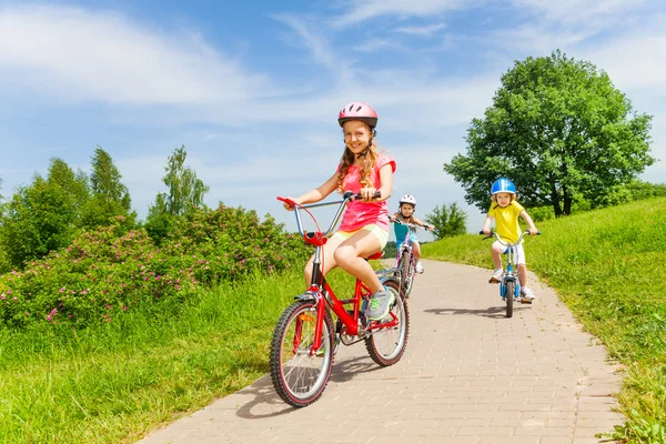 Estate in bicicletta equitazione — Foto Stock