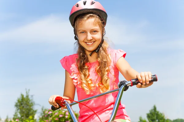 Mignon jeune fille tenant vélo — Photo