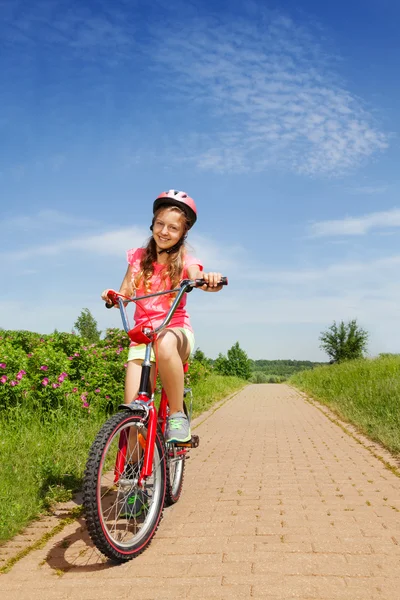 Tonårig flicka sitter på cykel — Stockfoto